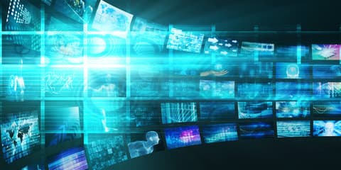 Casal assistindo IPTV na sala de estar